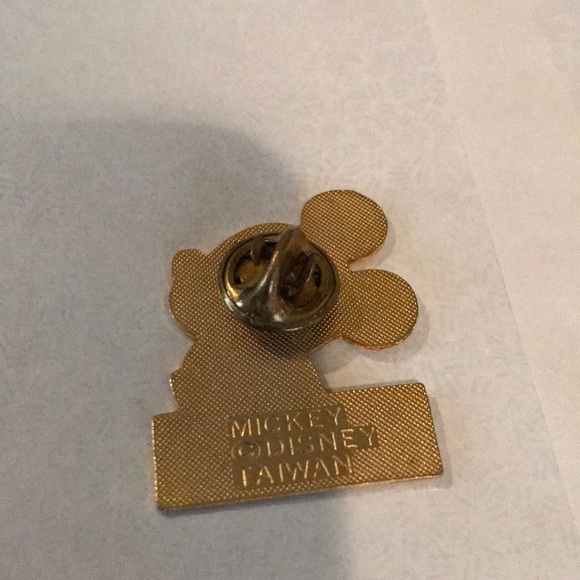 1 Mickey Mouse 3 Minnie Mouse NWT collectable pins - Picture 8 of 8